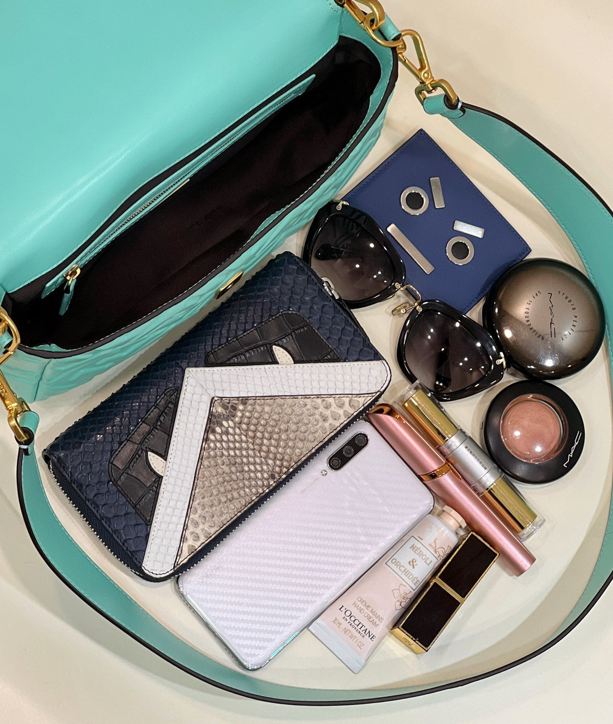 Baguette with Ff Motif 27 in Turquoise Soft Lambskin Gold Hardware