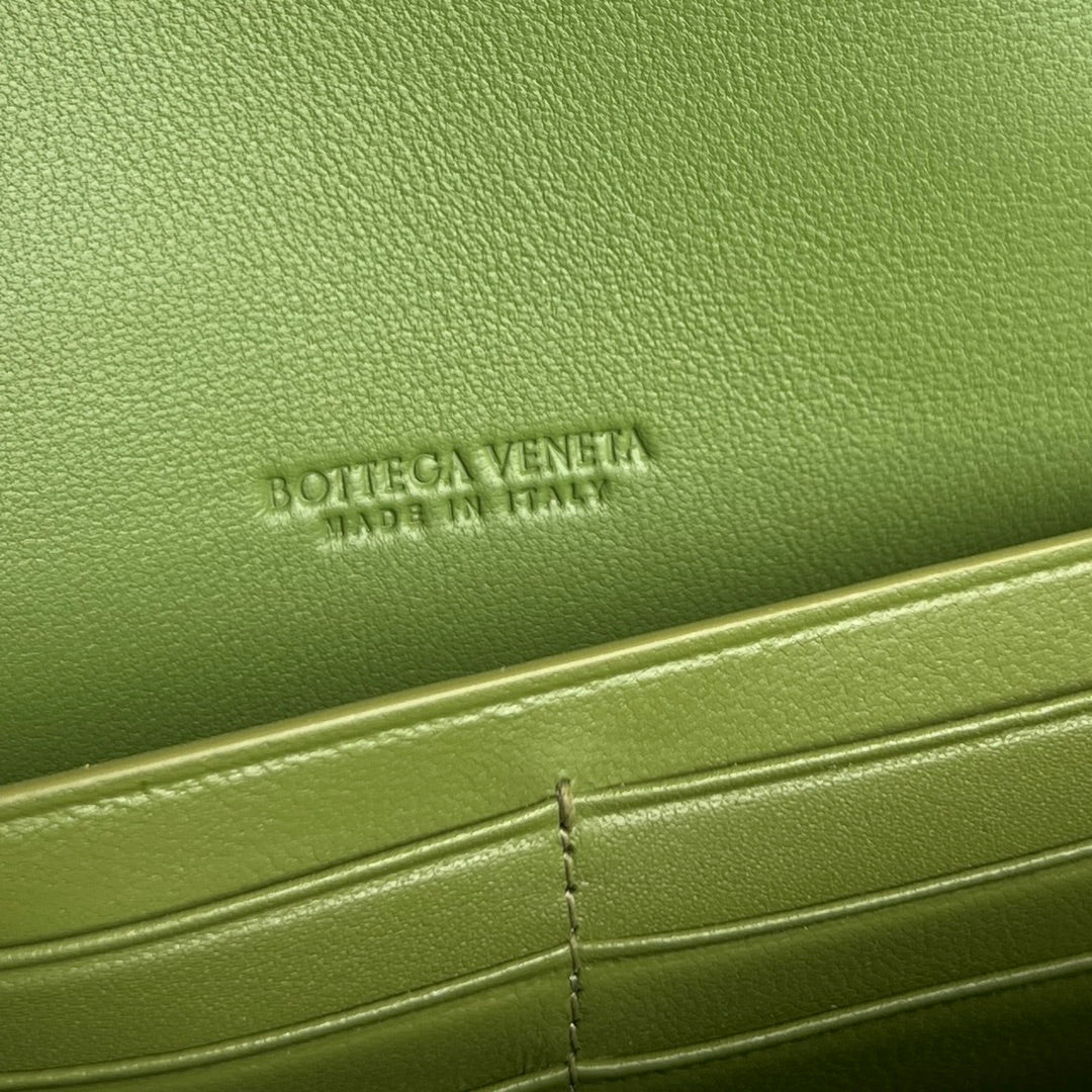 Bottega Veneta Andiamo Clutch 31 in Barley Corn Crocodile Pattern Calfskin
