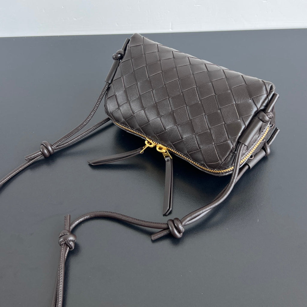 Bottega Veneta Concert Pouch 18 in Fondant Lambskin