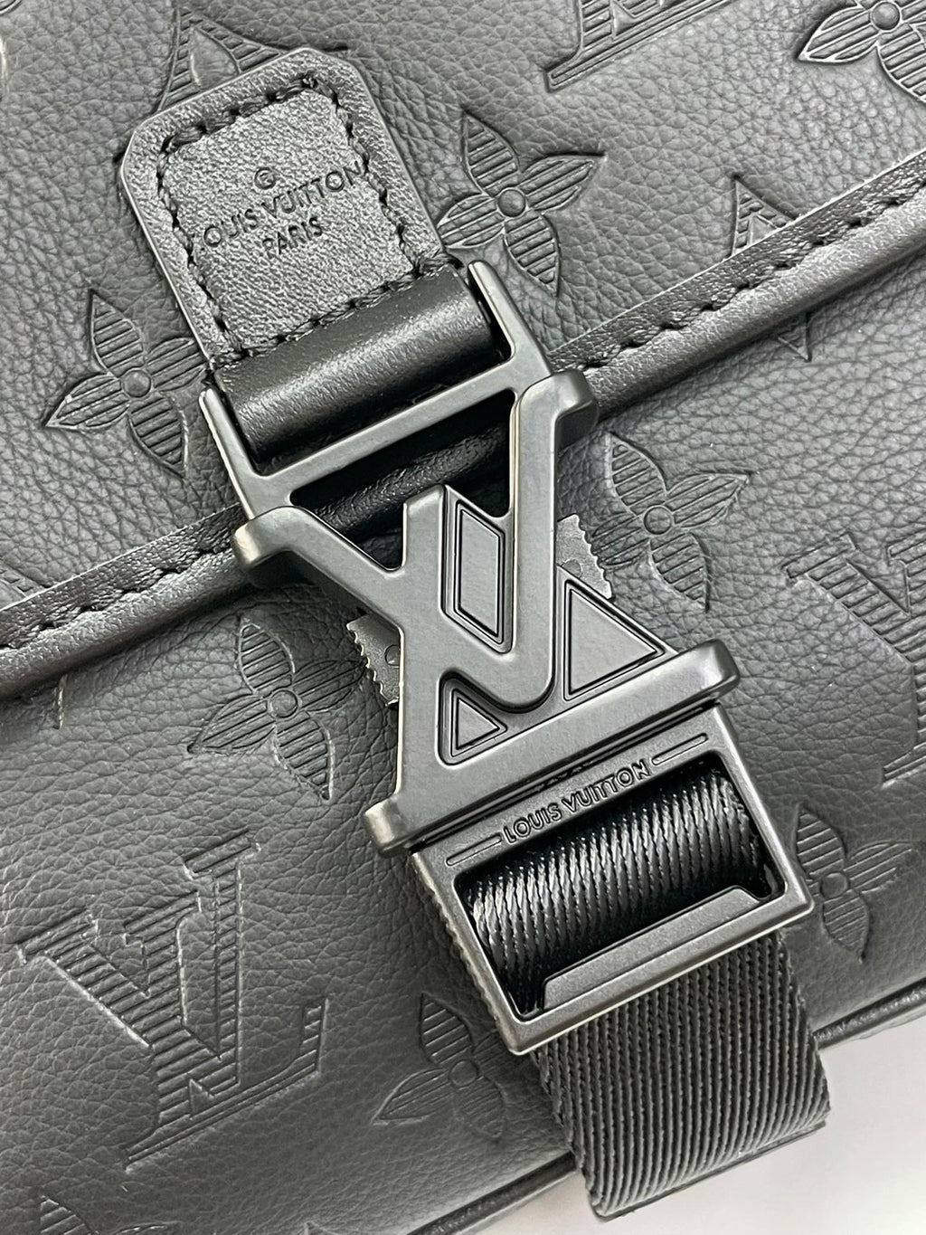 Louis Vuitton Getaway Messenger 18 in Black Embossed Calfskin Bag
