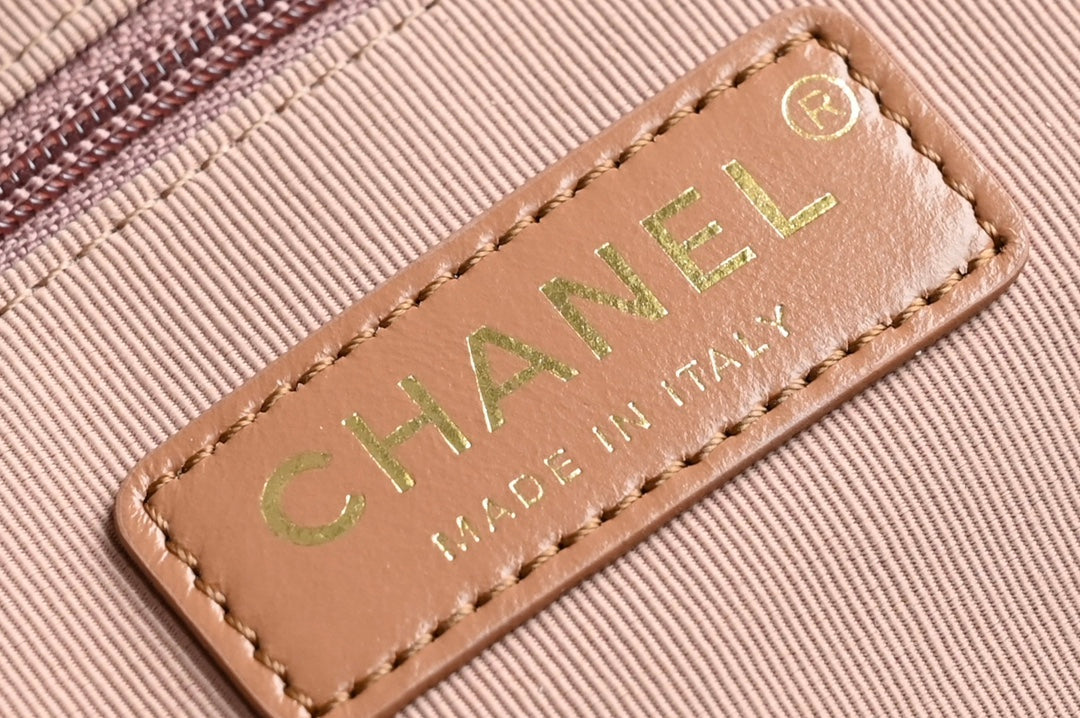 Chanel 25S Vanity Case 23 cm in Light Brown Lambskin