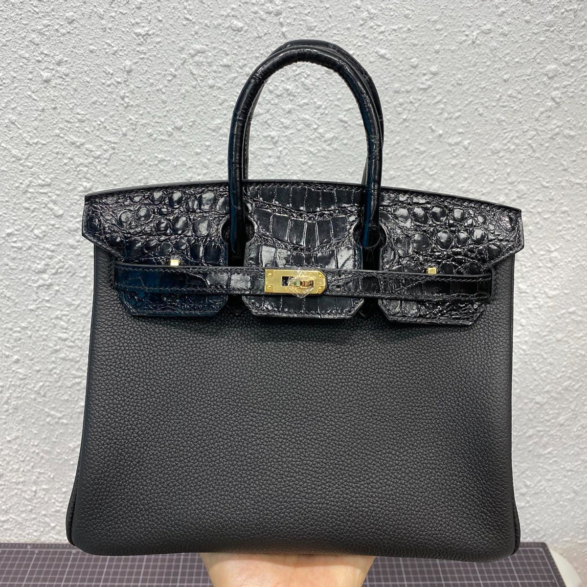 Hermes Birkin 25cm Black Crocodile and Togo Leather Gold Hardware Bag