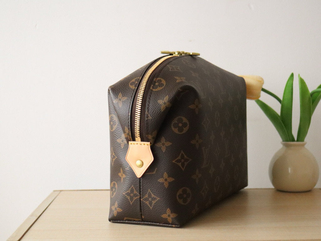 Louis Vuitton Cosmetic Pouch GM Monogram 27 cm in Monogram Calfskin