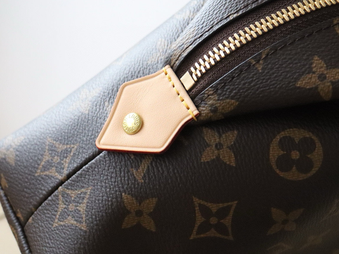 Louis Vuitton Cosmetic Pouch GM Monogram 27 cm in Monogram Calfskin
