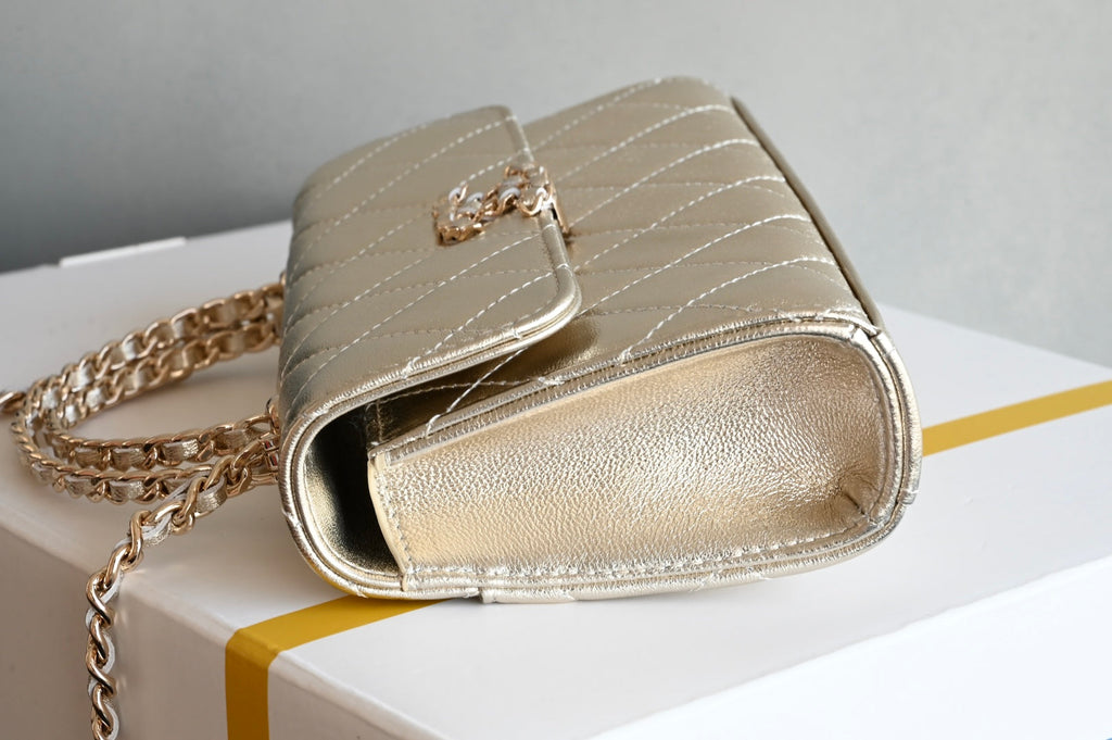 Chanel 25S Kelly 18 cm in Gold Lambskin Bag