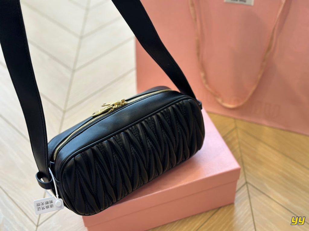 Baguette 25 Bag in Black Sheepskin