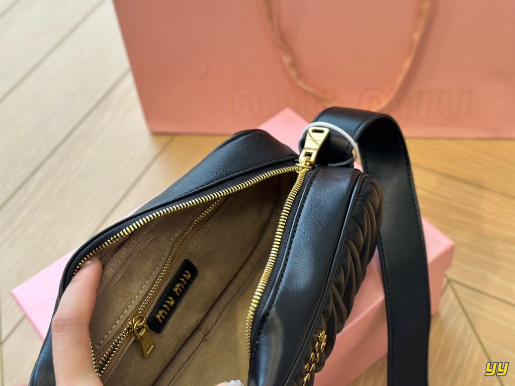 Baguette 25 Bag in Black Sheepskin