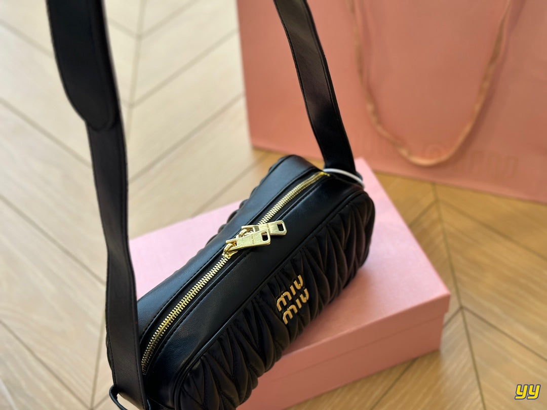 Baguette 25 Bag in Black Sheepskin