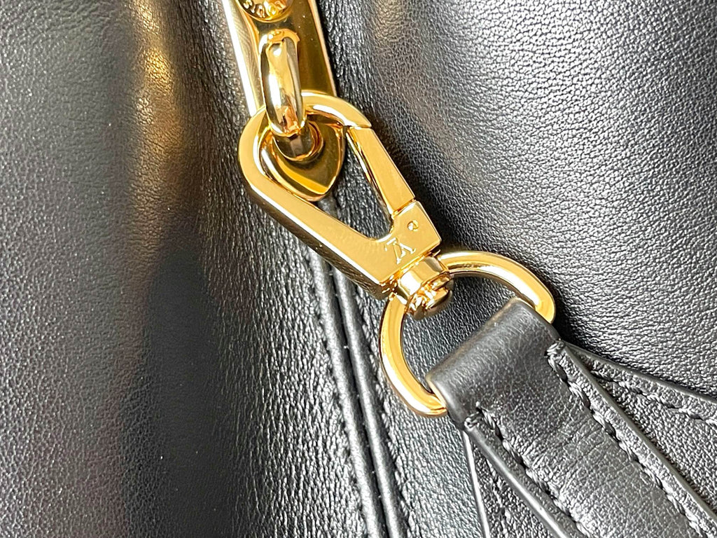 Louis Vuitton Capucines Souple GM 38 in Black Smooth Calfskin Gold Hardware Bag