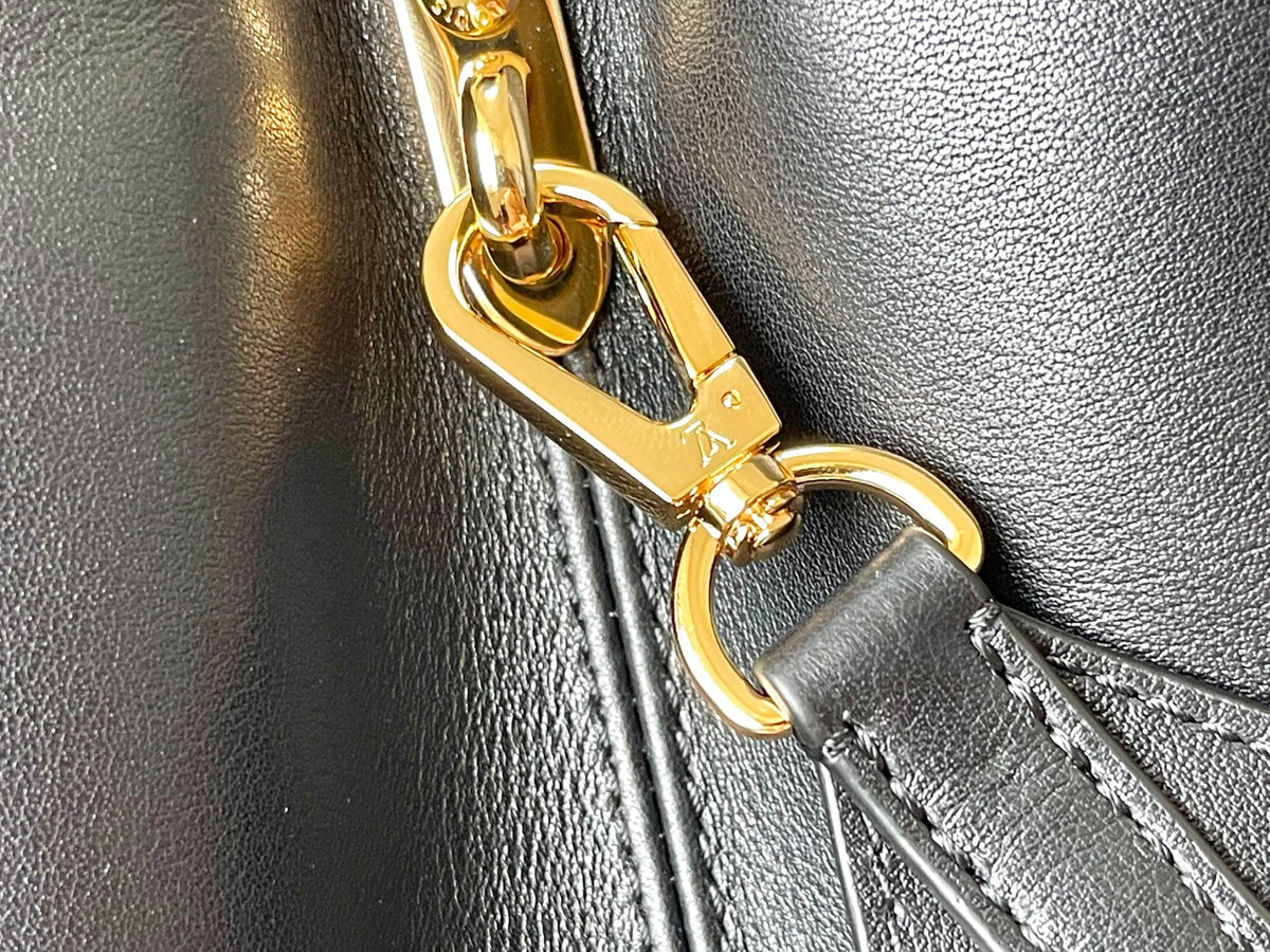 Louis Vuitton Capucines Souple GM 38 in Black Smooth Calfskin Gold Hardware Bag