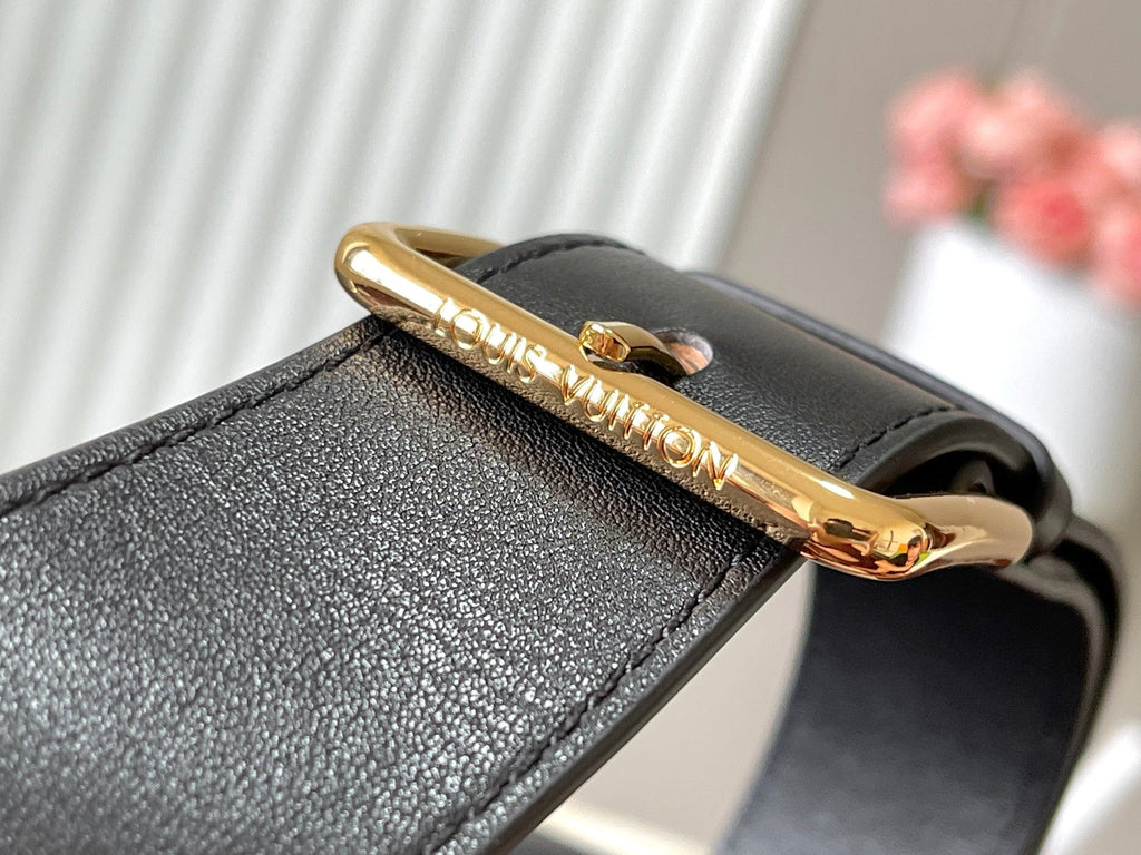 Louis Vuitton Capucines Souple GM 38 in Black Smooth Calfskin Gold Hardware Bag