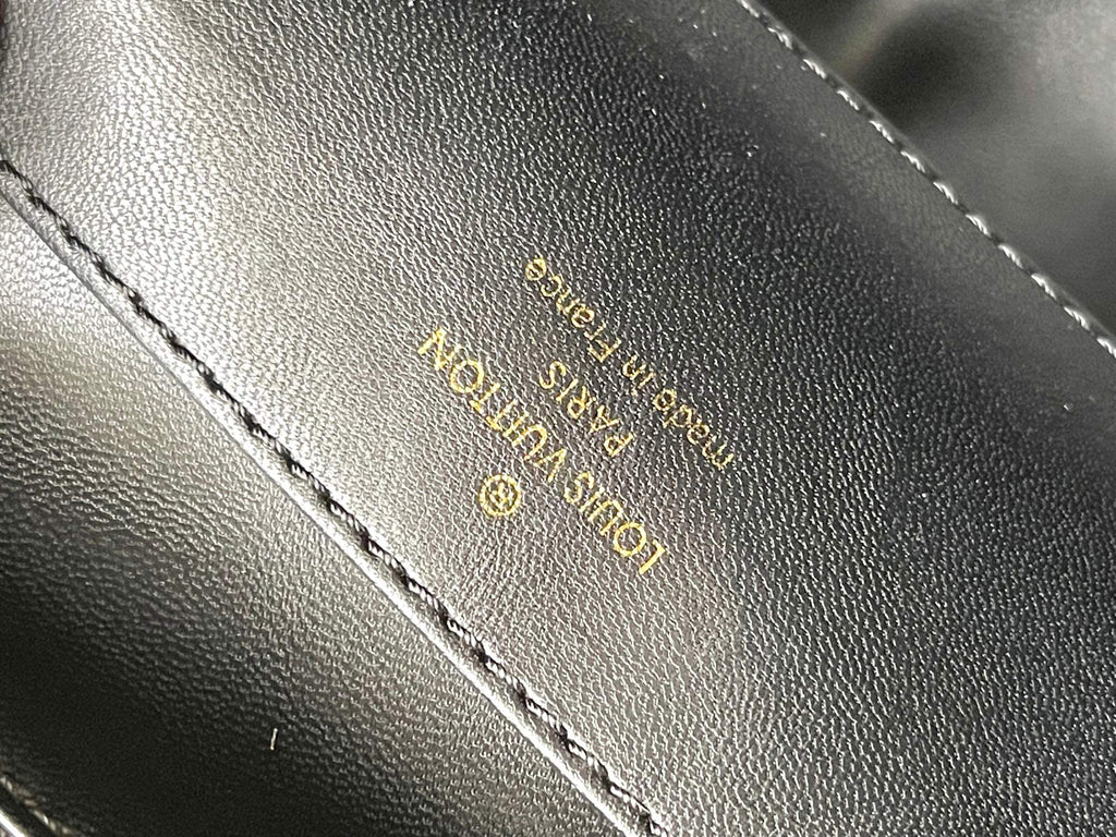 Louis Vuitton Capucines Souple GM 38 in Black Smooth Calfskin Gold Hardware Bag