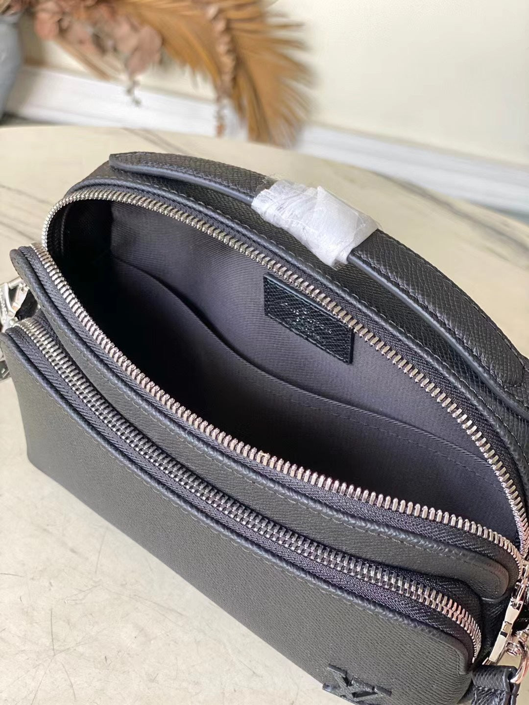 Louis Vuitton Avenue Messenger 22 in Black Calfskin Bag