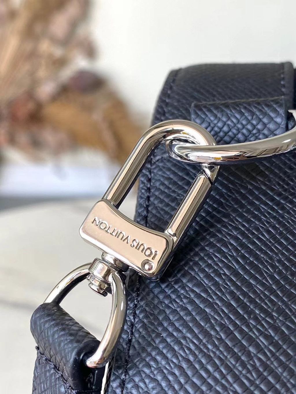 Louis Vuitton Avenue Messenger 22 in Black Calfskin Bag