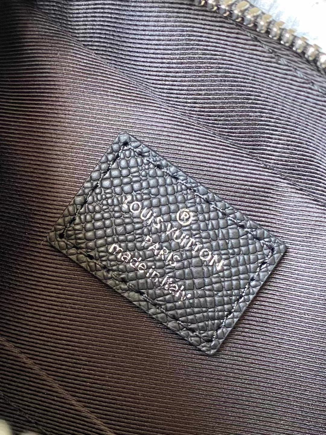 Louis Vuitton Avenue Messenger 22 in Black Calfskin Bag