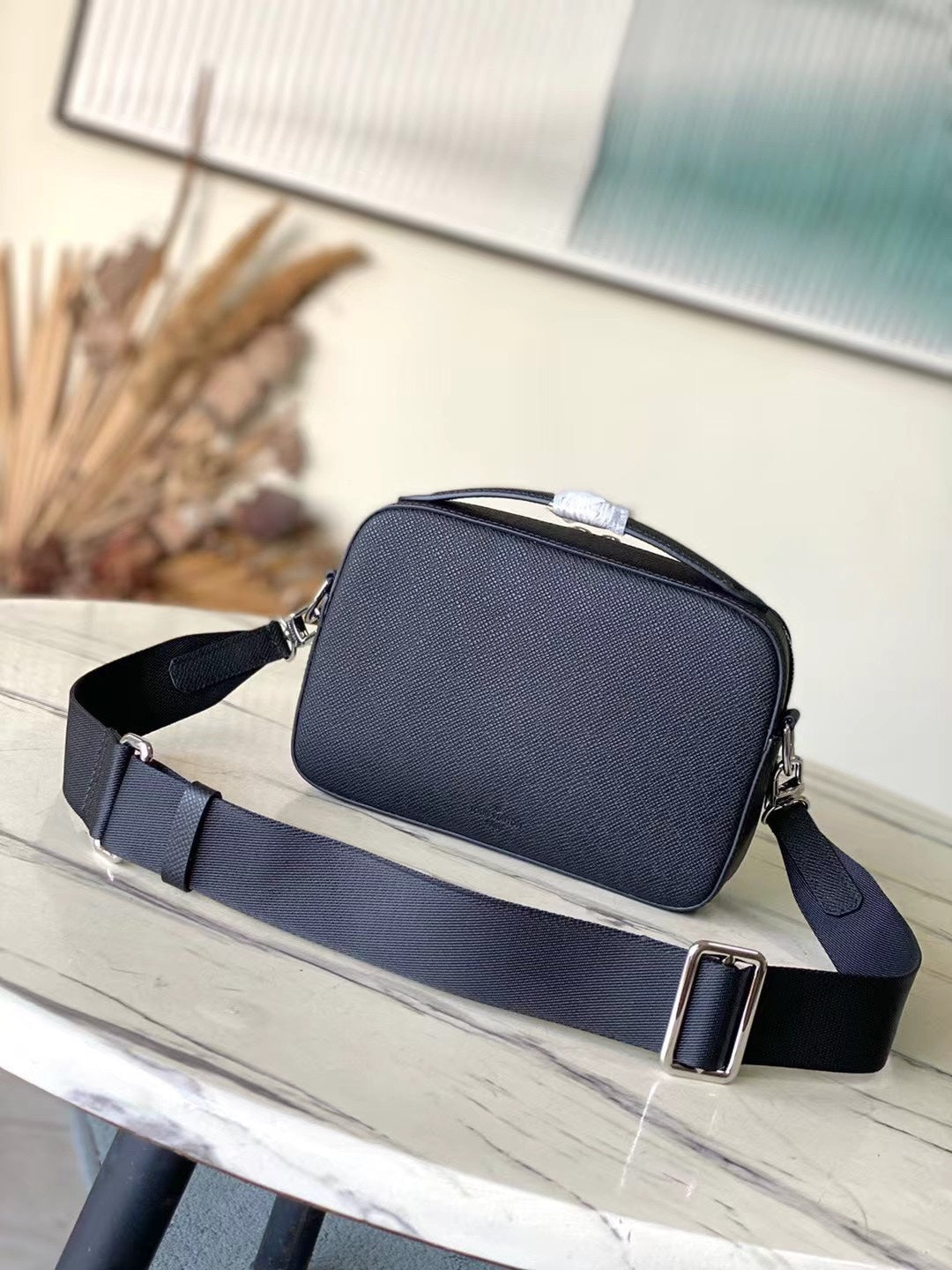 Louis Vuitton Avenue Messenger 22 in Black Calfskin Bag