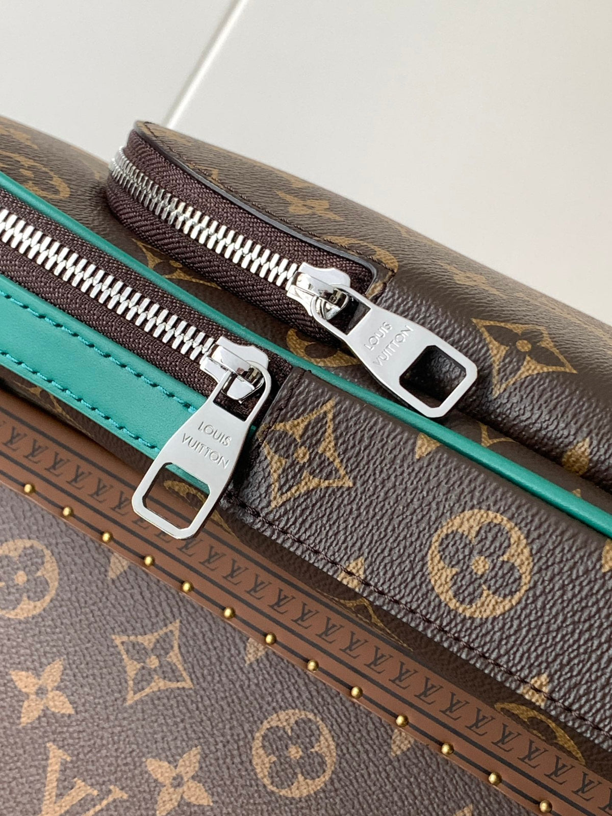 Louis Vuitton Avenue Slingbag 31 in Brown Mix Green Damier Graphite Canvas Bag