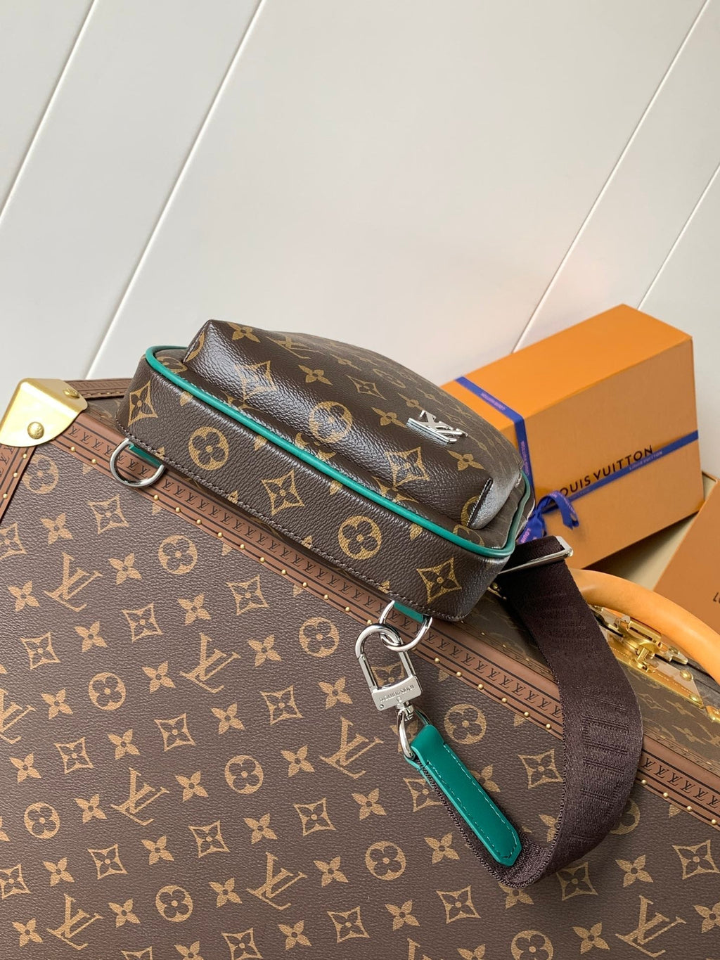 Louis Vuitton Avenue Slingbag 31 in Brown Mix Green Damier Graphite Canvas Bag