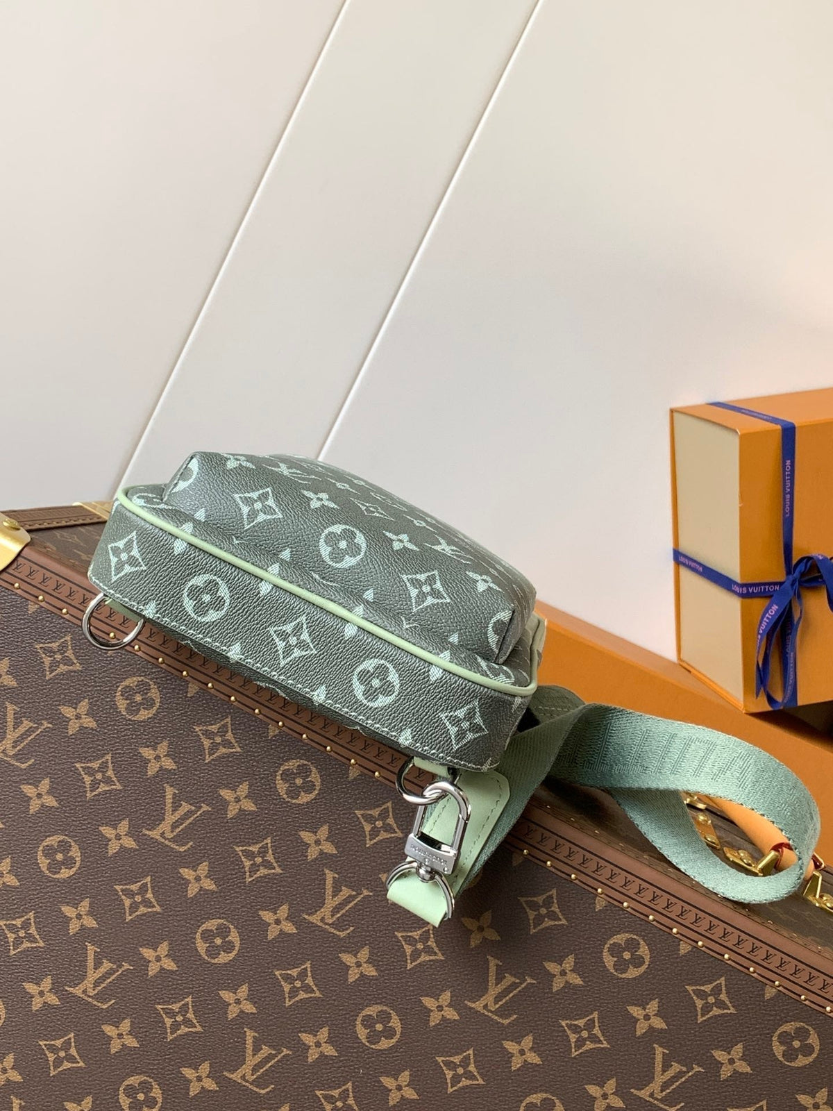 Louis Vuitton Avenue Slingbag 31 in White and Black Ombre Monogram Canvas Bag