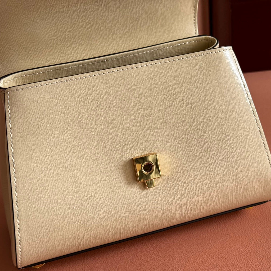 Gucci 25S Horsebit 1955 Medium Shoulder Bag 22 cm in Cream White Calfskin with Gold Hardware