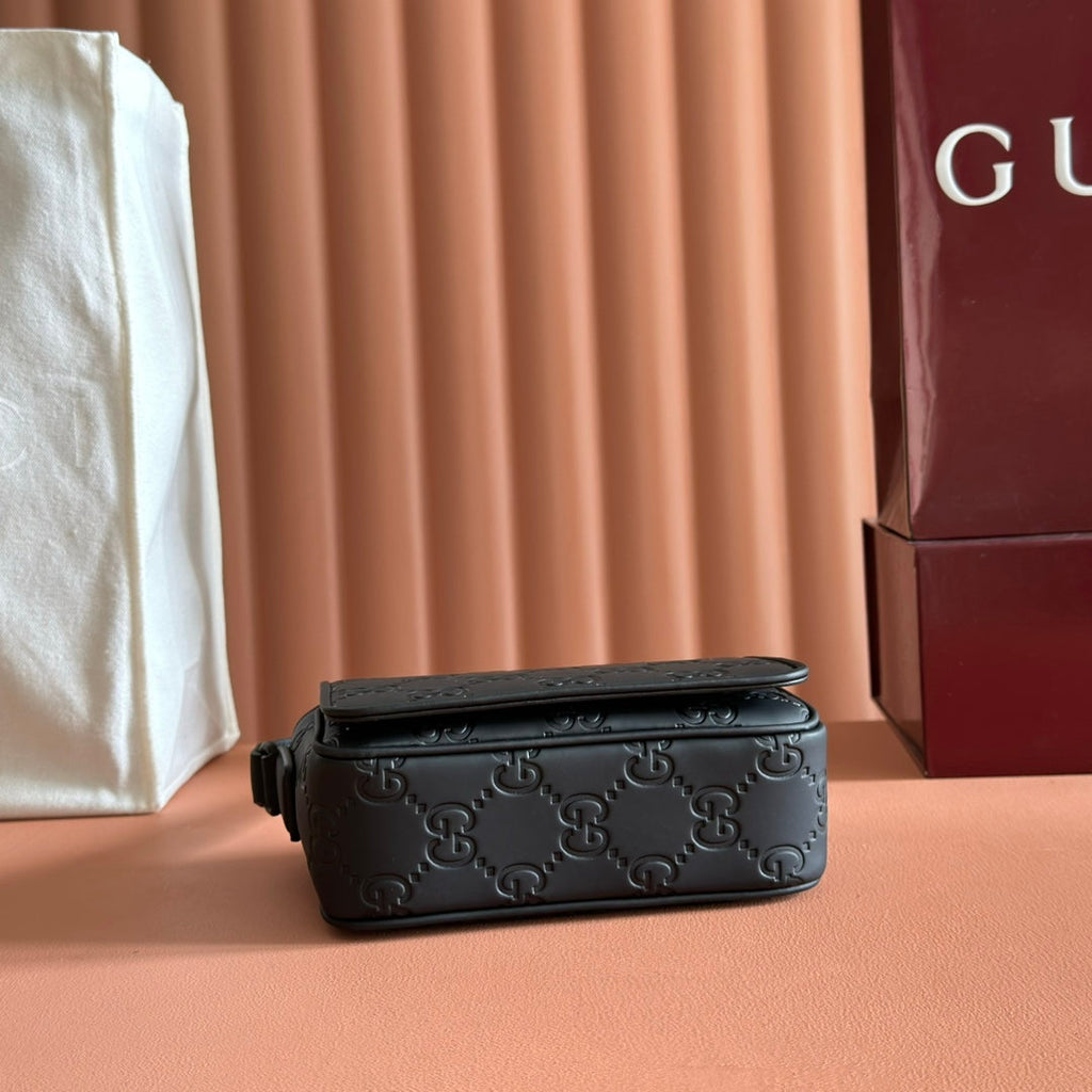 Gucci 25S Supreme Messenger Bag 18 cm in Black Calfskin