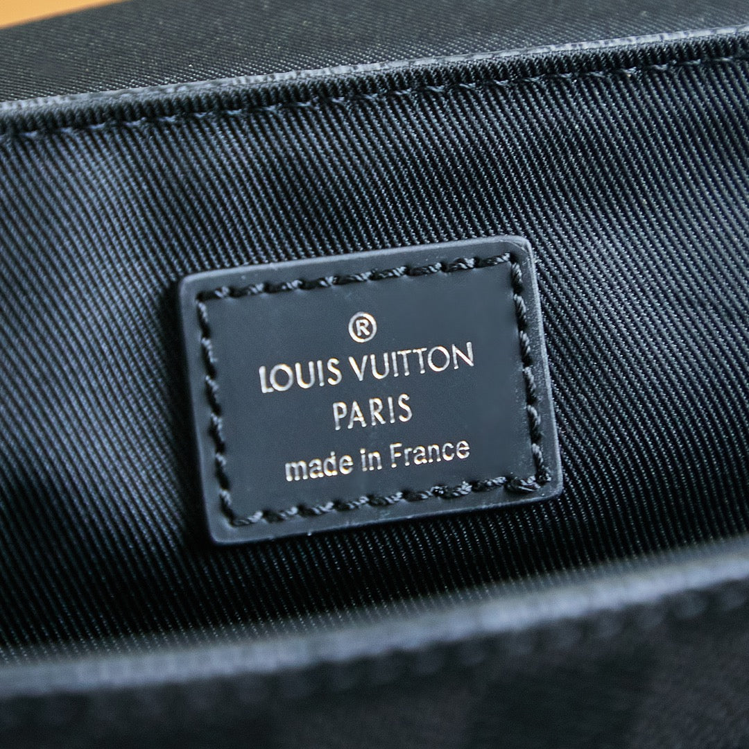 Louis Vuitton District 25 in Grey Black Damier Graphite Canvas Bag