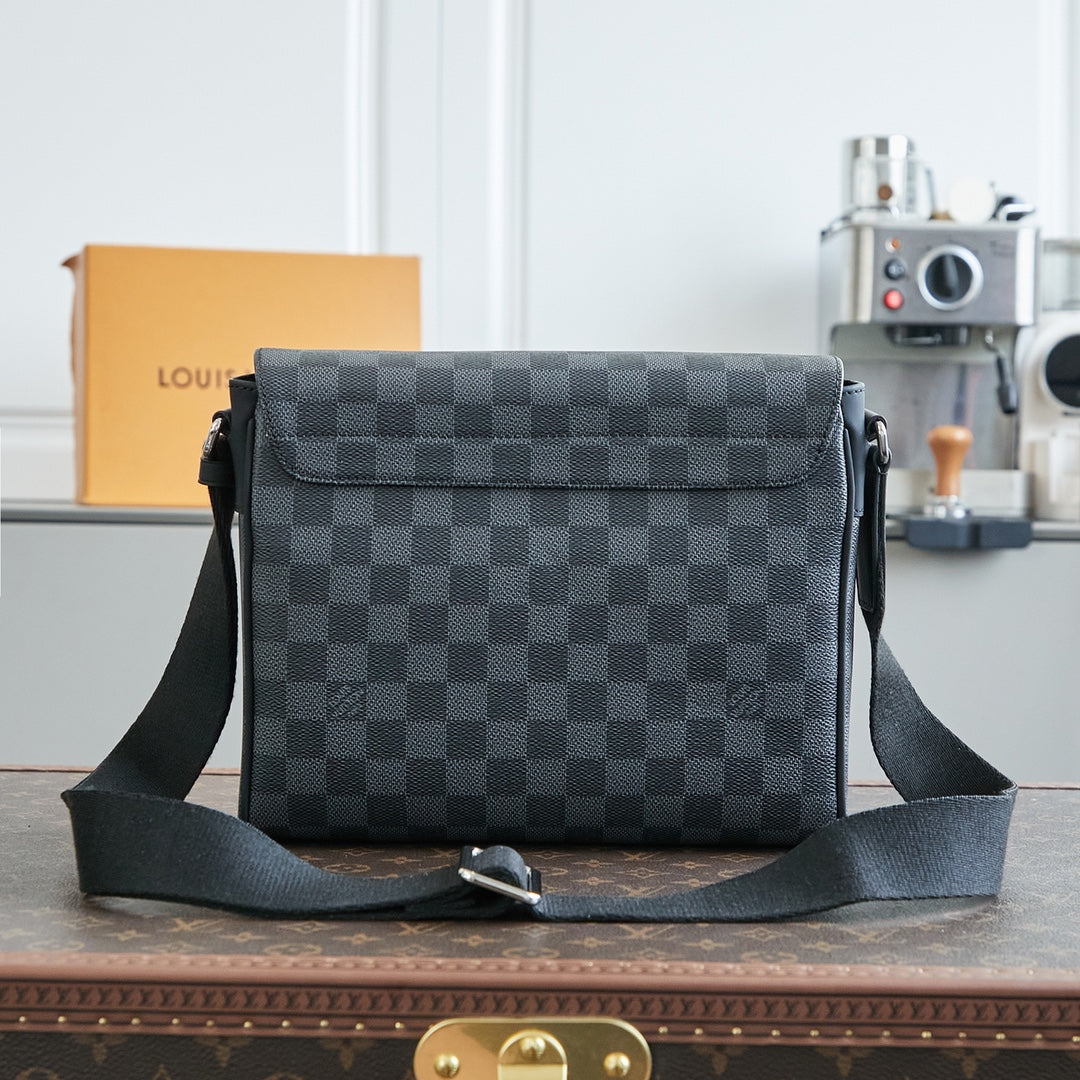 Louis Vuitton District 25 in Grey Black Damier Graphite Canvas Bag