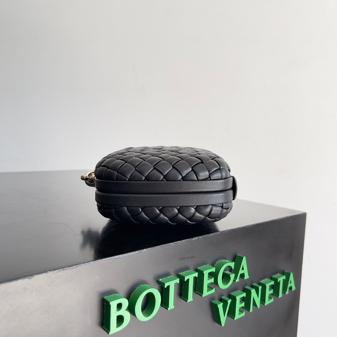 Bottega Veneta Classic Knot 20 in Black Lambskin Bag