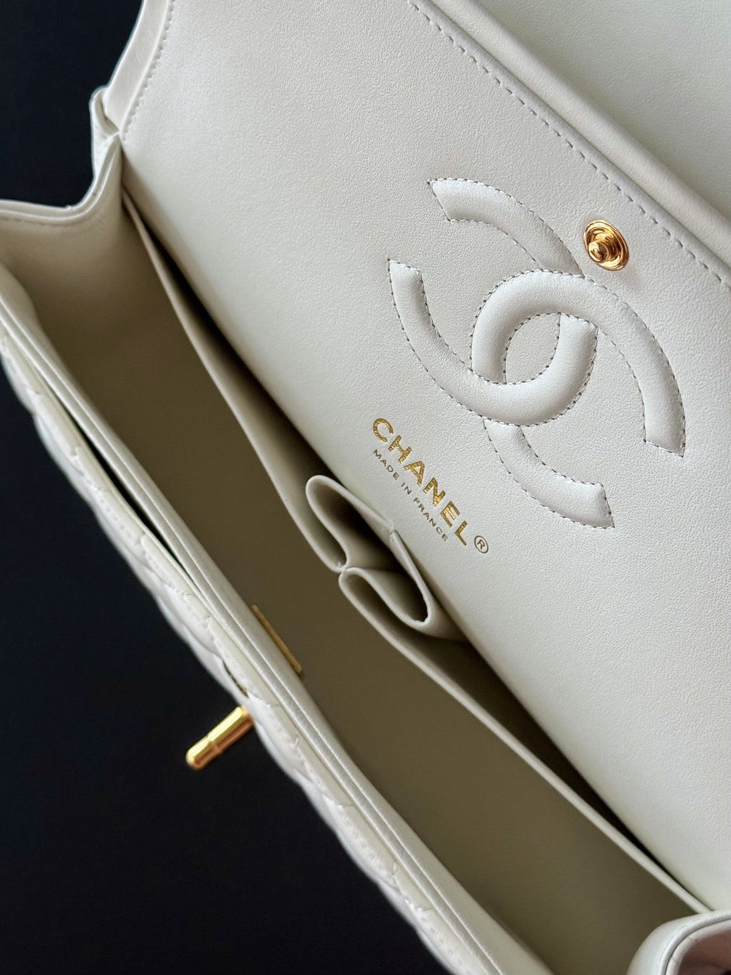 Chanel 25S Classic Flap Bag 25 cm in White Lambskin with Gold Hardware
